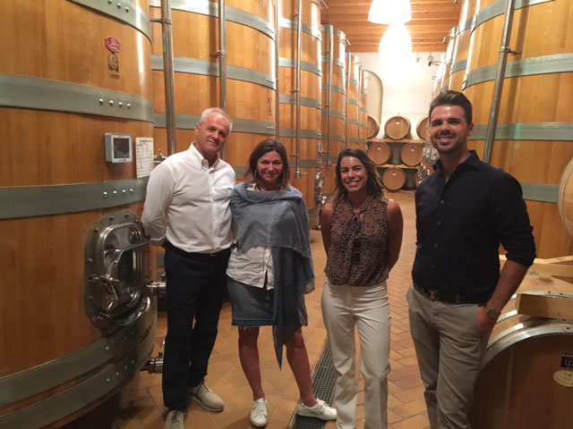 le due giornalisti canadesi ospiti nella cantina della famiglia Cottini